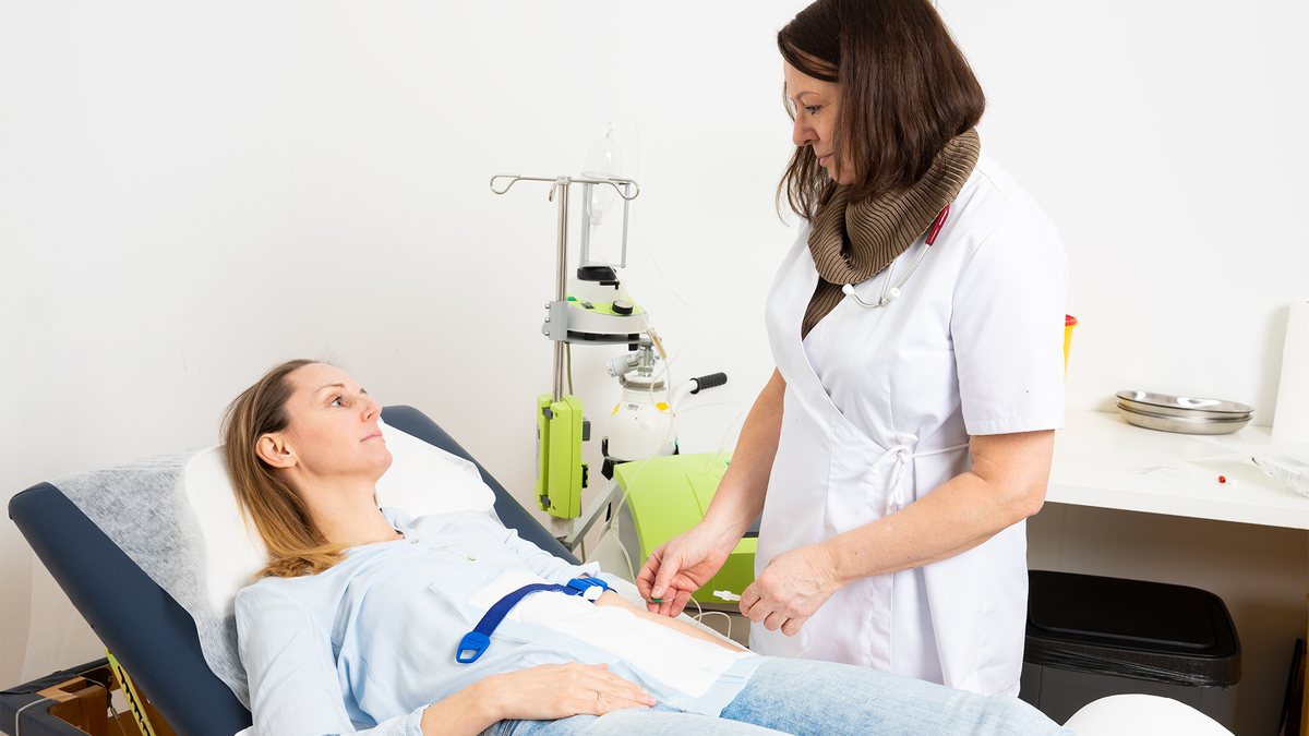 Dr. Eva Musil bei einer Infusion in ihrer Ordination in Wien
