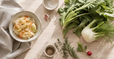 Fermentiertes Gemüse, Fenchel und Kräuter
