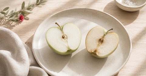 Halbierter Apfel, eine Hälfte bereits oxidiert