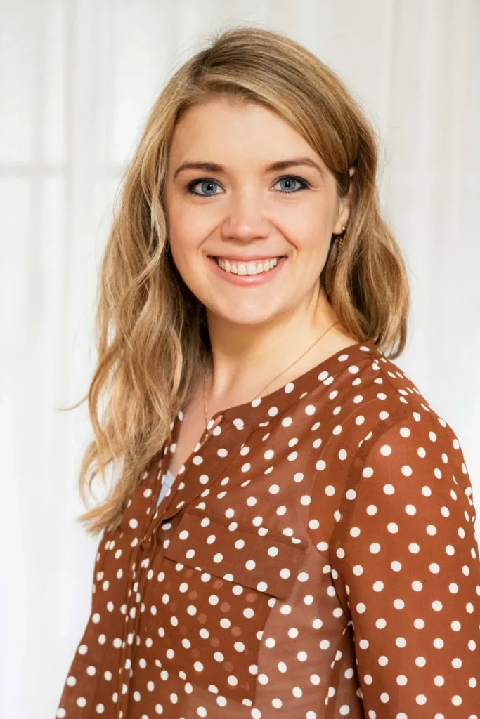 Claudia Portrait gepunktet-2 Claudia Austerer